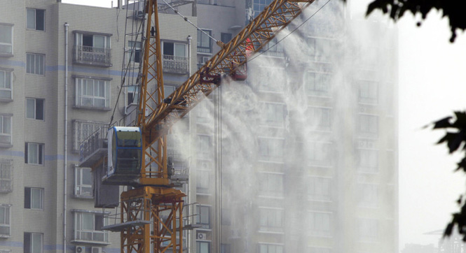 郑州工地高空塔吊绑&ldquo;淋浴&rdquo;降尘