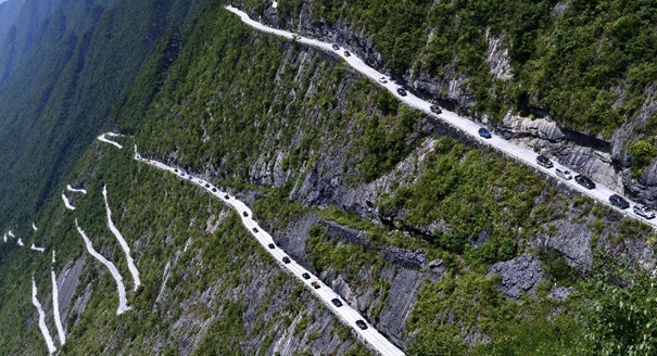 百余辆吉普车穿越湖北山区&ldquo;天路&rdquo;