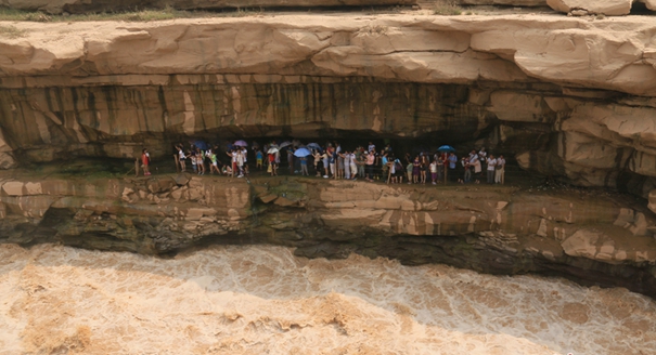壶口瀑布迎来暑期旅游高峰 游客近距离观瀑必湿身