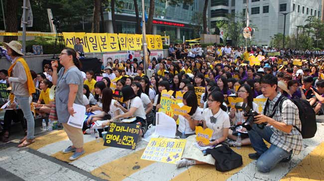 韩国民众举行集会要求安倍承认侵略历史