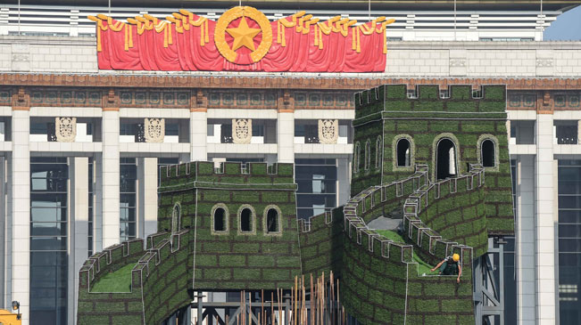 天安门广场&ldquo;长城&rdquo;花坛现雏形