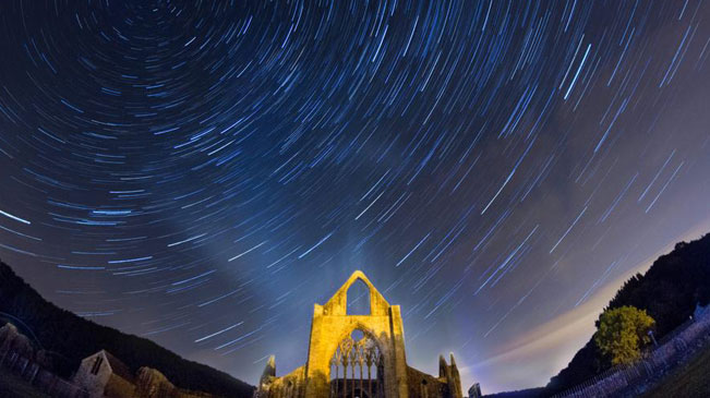 流星雨划过古堡 摄影师拍摄梦幻瞬间