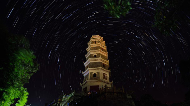 欧洲多地现英仙座流星雨 夜空繁星美到窒息