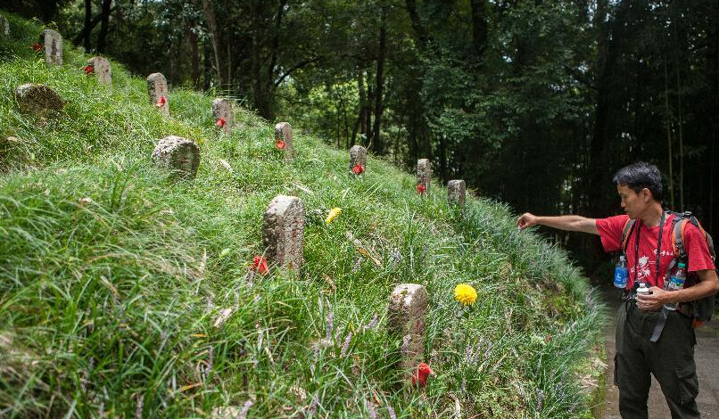 云南腾冲：民众赴国殇墓园缅怀抗战阵亡将士