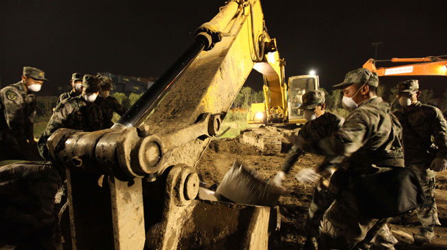 驰援! 解放军、武警消防官兵在爆炸事故一线