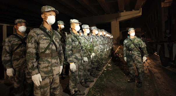 解放军、武警消防官兵驰援爆炸事故一线