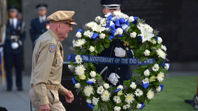 美空军纪念碑举行纪念二战胜利70周年仪式