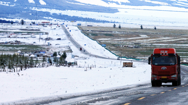 新疆迎来初秋首场降雪 天山披银装