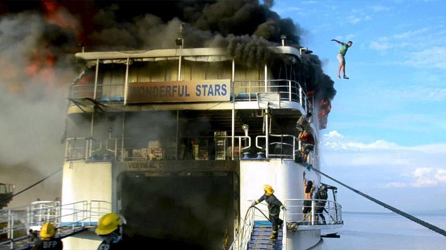 菲律宾一游轮起火 乘客浓烟中跳船逃生