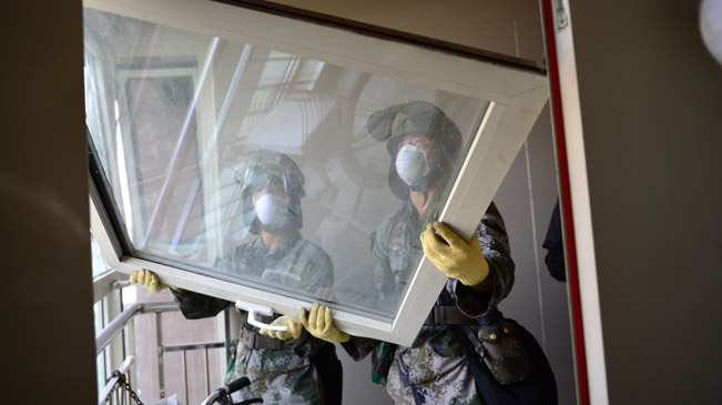 天津警备区某舟桥部队进入爆炸核心区附近居民区