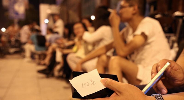 江苏一幼儿园报名 家长彻夜排队求放号