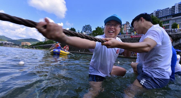 湖北恩施：&ldquo;水上拔河&rdquo;凉悠悠