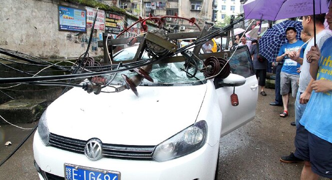 江西上饶发生电杆压扁轿车事故