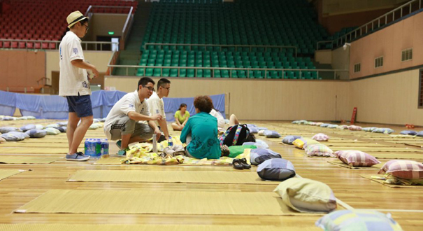 上海大学新生家长在体育馆打地铺