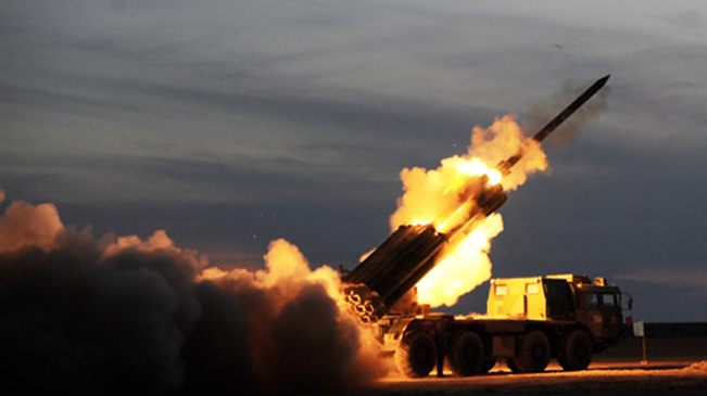 解放军新型远程火箭炮发射震撼瞬间