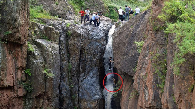 贵州威宁一男孩坠悬崖瀑布 警民合力营救