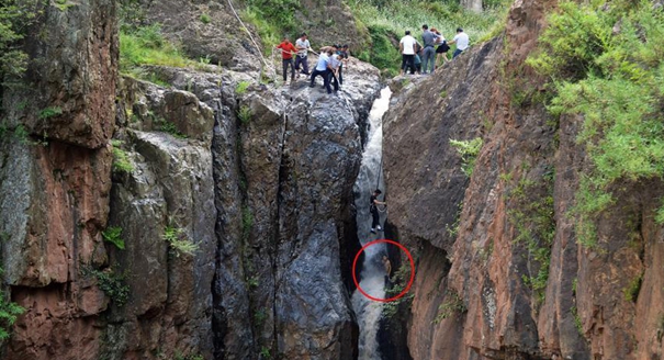 贵州威宁一男孩坠悬崖瀑布 警民合力惊险营救