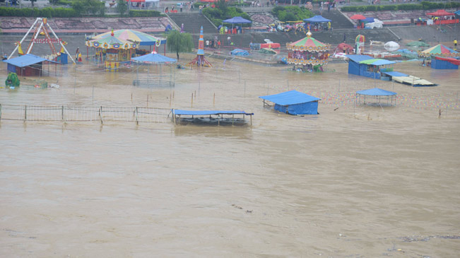 贵州松桃暴雨致县城内涝