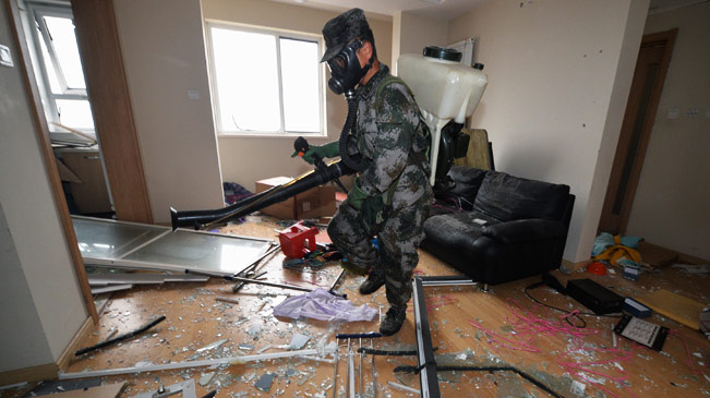 国家核生化应急救援队进入居民区进行洗消作业