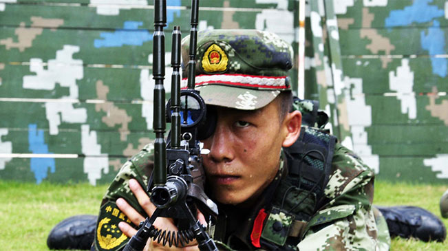 武警狙击手集训：枪上垒10枚弹壳纹丝不动