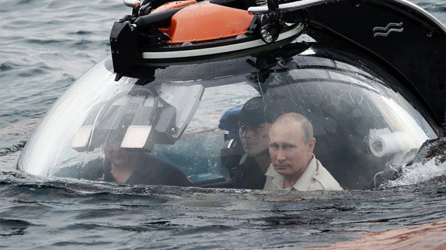 俄总统普京乘潜艇探访黑海沉船