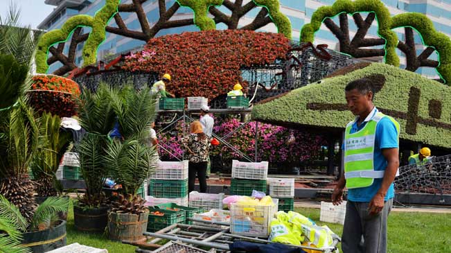 长安街沿线主题花坛加紧布置装点