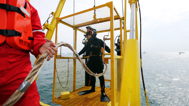 上海打捞局对韩国"岁月"号实施首次下潜探摸作业