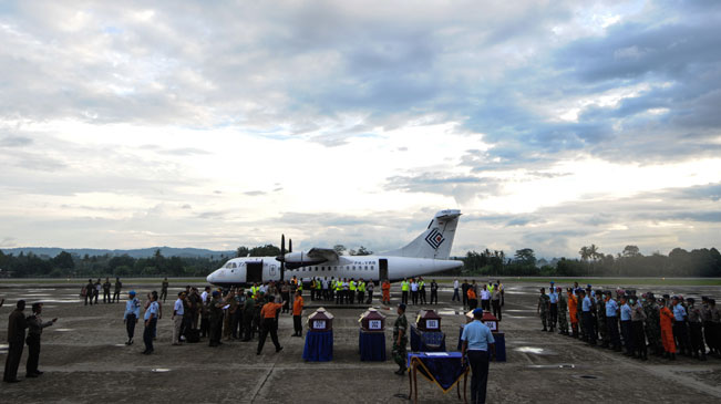 部分印尼空难遇难者遗体运抵森塔尼机场