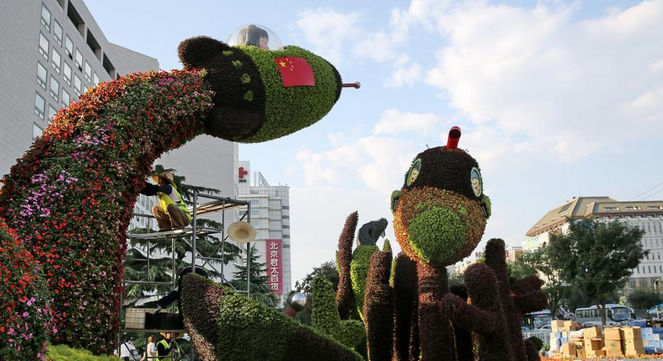 长安街摆放“抗战胜利主题”花坛