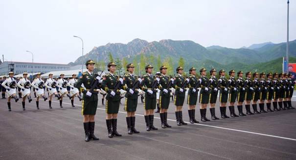 仪仗队女兵阅兵首秀 平均身高1.78米