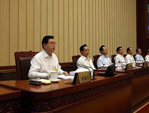 张德江主持全国人大常委会第十六次会议