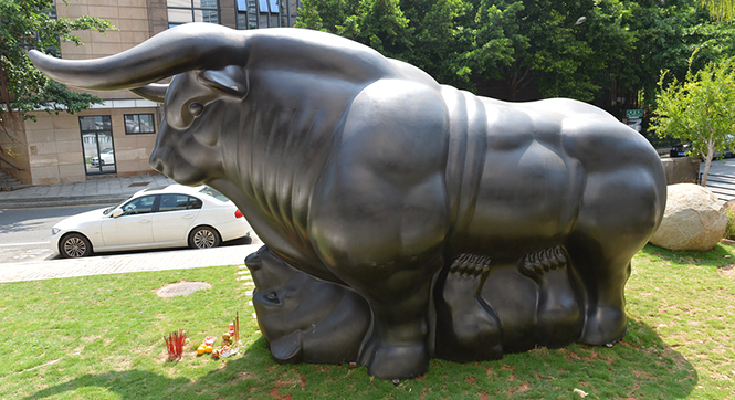 厦门现巨型&ldquo;牛压熊&rdquo;雕塑 股民专程赶来上香