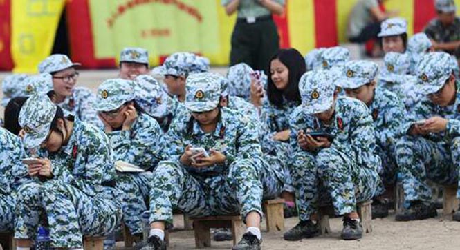 北大新生军训 随处可见&ldquo;低头族&rdquo;