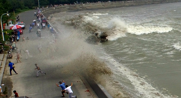 钱江潮发威 观潮者被打翻在地