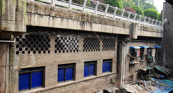 重庆惊现&ldquo;最牛违建&rdquo;路面下建房