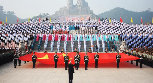 郑州：近4万人黄河岸边齐唱《保卫黄河》