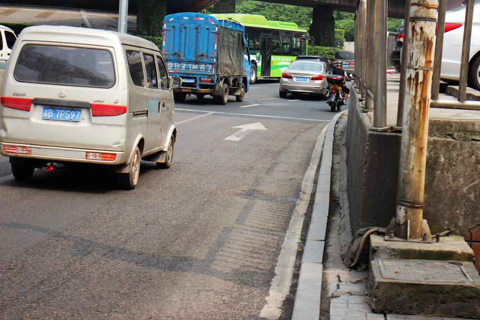 重庆现&ldquo;最窄人行道&rdquo; 宽度不足10厘米