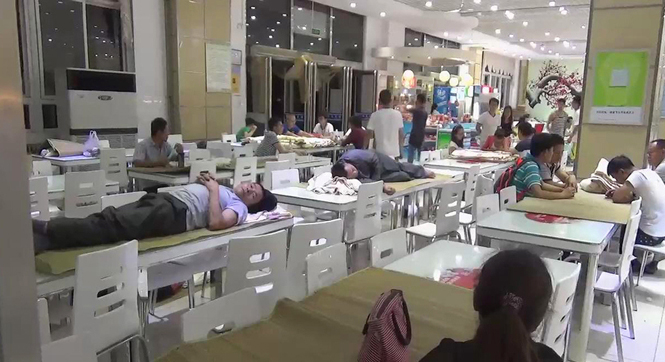 郑州高校食堂餐桌当&ldquo;床铺&rdquo;招待新生家长