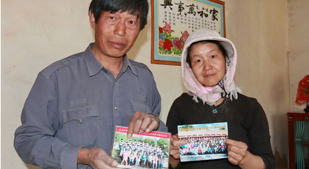 甘肃古浪县中考状元与父母的第一次&ldquo;合影&rdquo;(图)