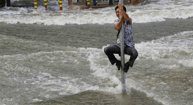 杭州钱塘江&ldquo;鬼王潮&rdquo;来袭 游客爬杆躲避