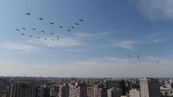 空中護旗方隊飛向天安門廣場