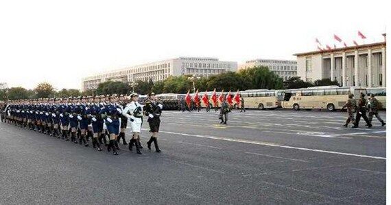 閱兵熱身：女兵英姿勃發 重武器威武開進
