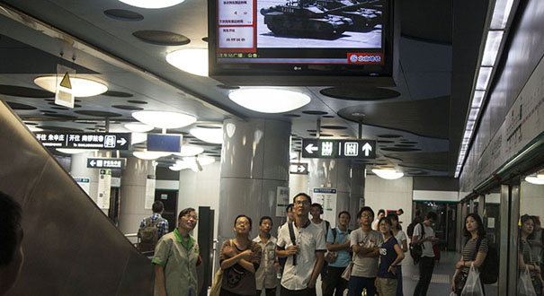 北京市民地铁站内“观礼”阅兵