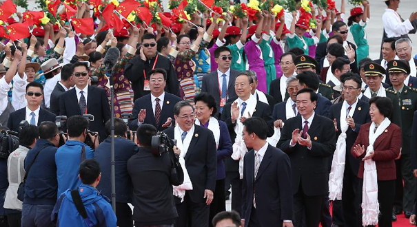 俞正声率中央代表团飞抵拉萨出席西藏自治区成立50周年庆祝活动