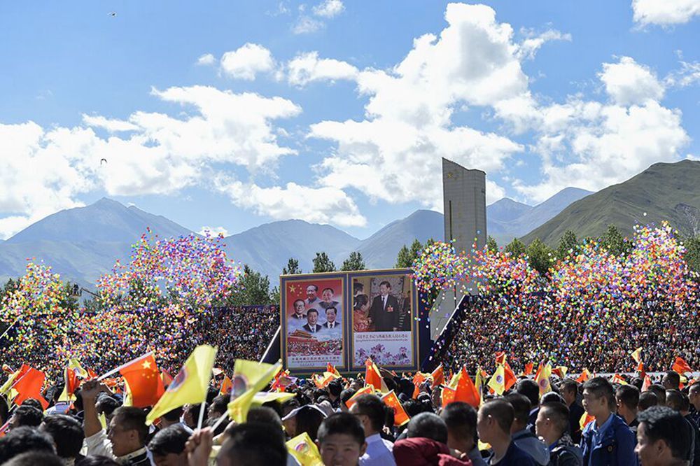 多彩气球和鸽子飞向布达拉宫广场上空