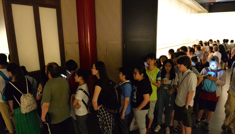 故宫展出清明上河图 民众排长队参观