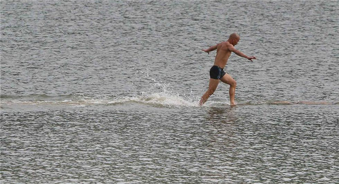 帮服刑人员子女筹措学费 武僧创&ldquo;水上漂&rdquo;125米纪录