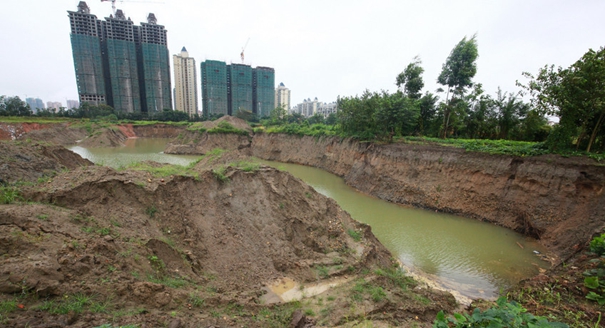 四川金堂&ldquo;挖砂成湖&rdquo; 致民房三面环水住&ldquo;湖心岛&rdquo;