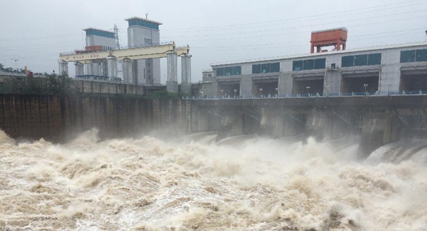 &ldquo;万里长江第一坝&rdquo;水流喷薄 壮景再现