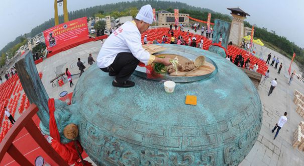 安徽淮南建3.6米高大鼎煮牛肉汤供千人品尝